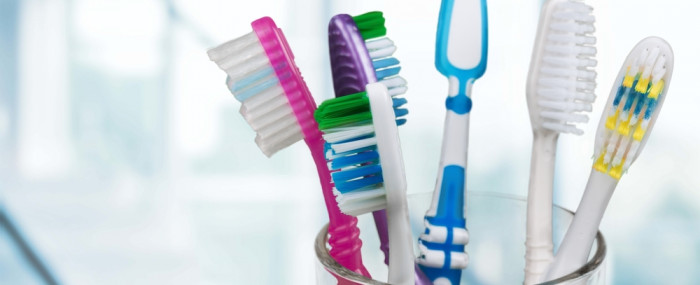 Deixe sua escova de dentes longe das bactérias em 7 passos