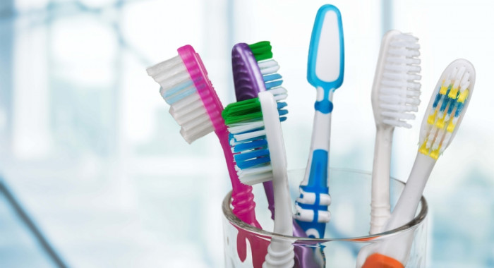 Deixe sua escova de dentes longe das bactérias em 7 passos