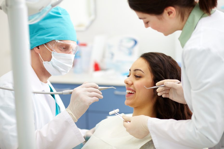paciente sendo bem atendida no dentista
