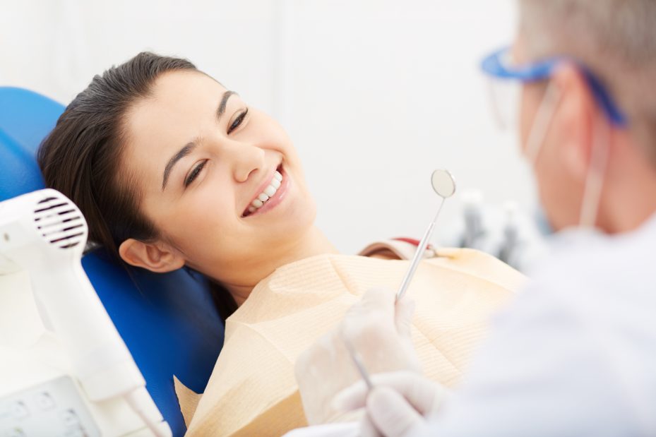 paciente feliz no consultório odontológico
